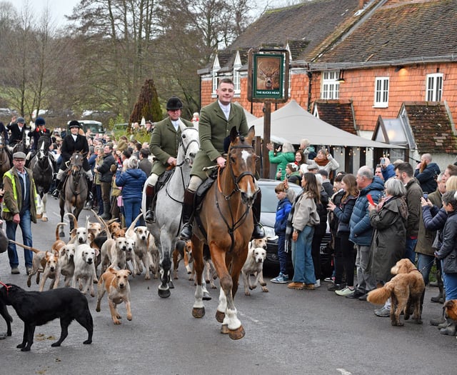 WATCH: Big crowds gather in Meon Valley village for Boxing Day hunt